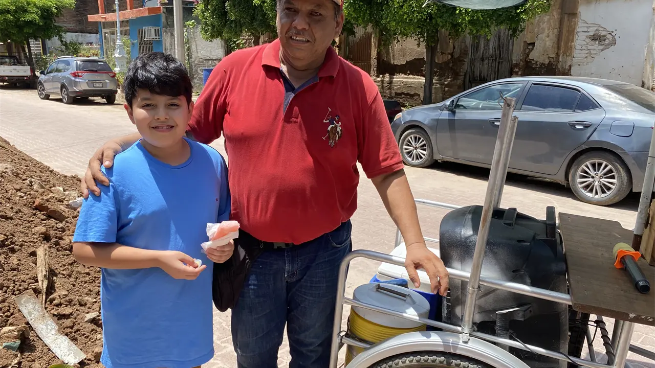 Entre el calor, la música y su enfermedad, este hombre de 52 años nunca deja de luchar ni de sonreír.