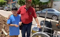 El heladero que canta y baila mientras lucha contra la epilepsia en San Ignacio