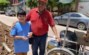 El heladero que canta y baila mientras lucha contra la epilepsia en San Ignacio