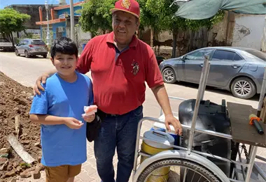 El heladero que canta y baila mientras lucha contra la epilepsia en San Ignacio