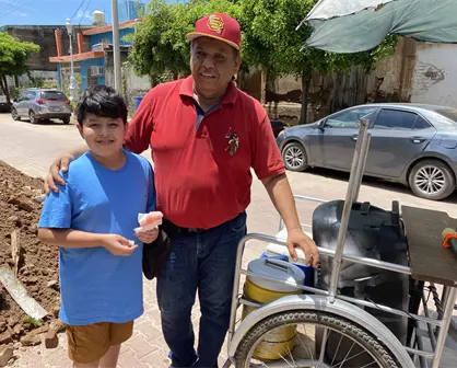 El heladero que canta y baila mientras lucha contra la epilepsia en San Ignacio