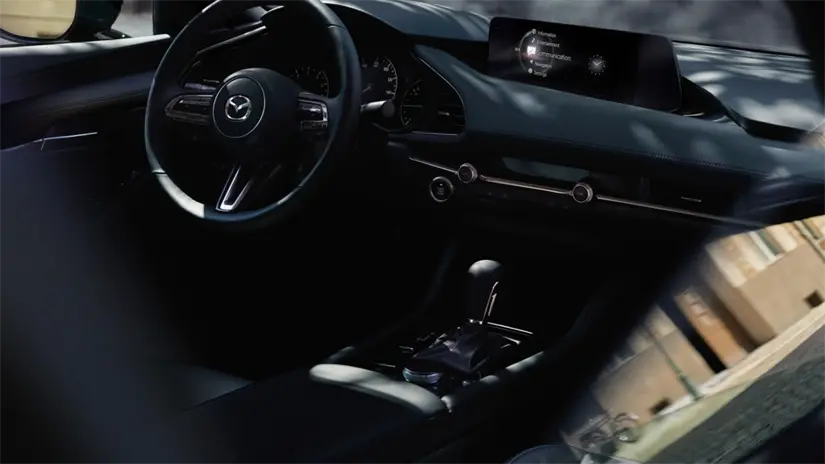 Tecnología y confort son el sello del interior de este hatchback. Foto: Mazda