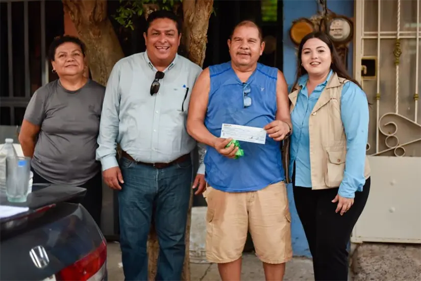 Apoyos económicos de 6 mil pesos para damnificados en la colonia Rosendo G. Castro en Los Mochis,Sinaloa.