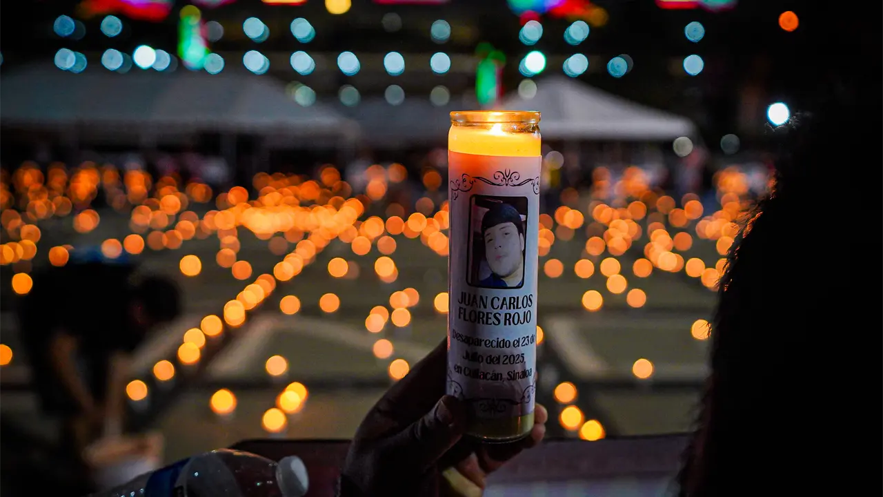 Más de 5 mil velas iluminaron la explanada del Palacio de Gobierno. Foto: Mesa Reservada