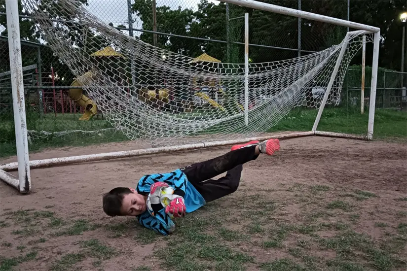 imagen recuadro A sus 10 años, Ian Carlo sabe que el camino del fútbol es largo y exige sacrificios, pero también que cada lance, cada caída y cada gol recibido son parte del proceso.