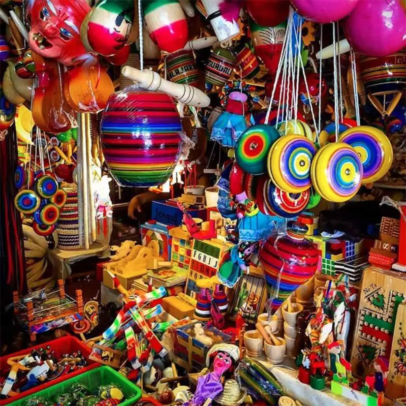 Venta de juguetes tradicionales en la Feria del Cartón 2025. Foto: cortesía Venta de juguetes tradicionales en la Feria del Cartón 2025. Foto: cortesía.