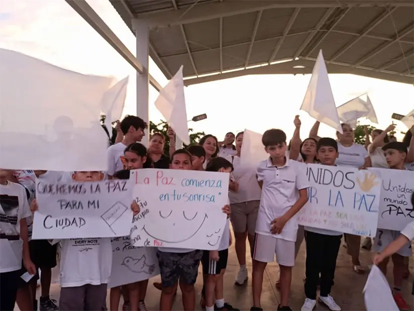 Los asistentes disfrutaron de su participación en esta caminata por la paz.
