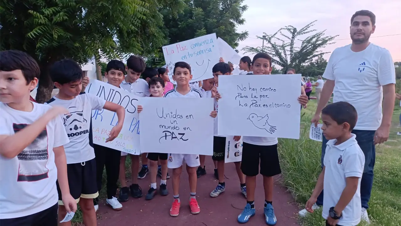 Niños y adultos de los parques del sur de la ciudad se unieron para marchar y exigir la paz que tanto anhelan en Culiacán.
