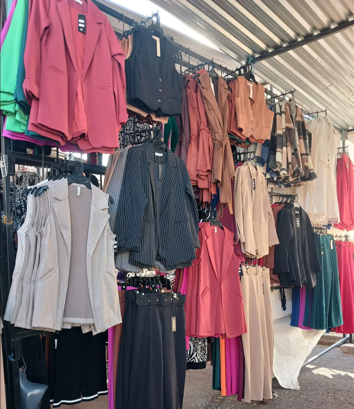 Encuentra desde ropa formal hasta ropa casual en Zapotlanejo. Foto: cortesía.