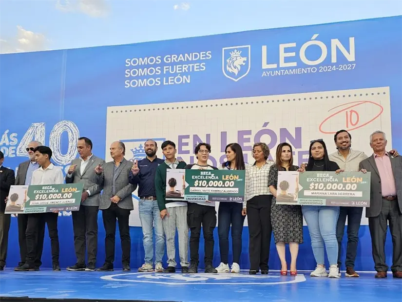 Becas Excelencia para universidad y preparatoria en León. Foto: Cortesía