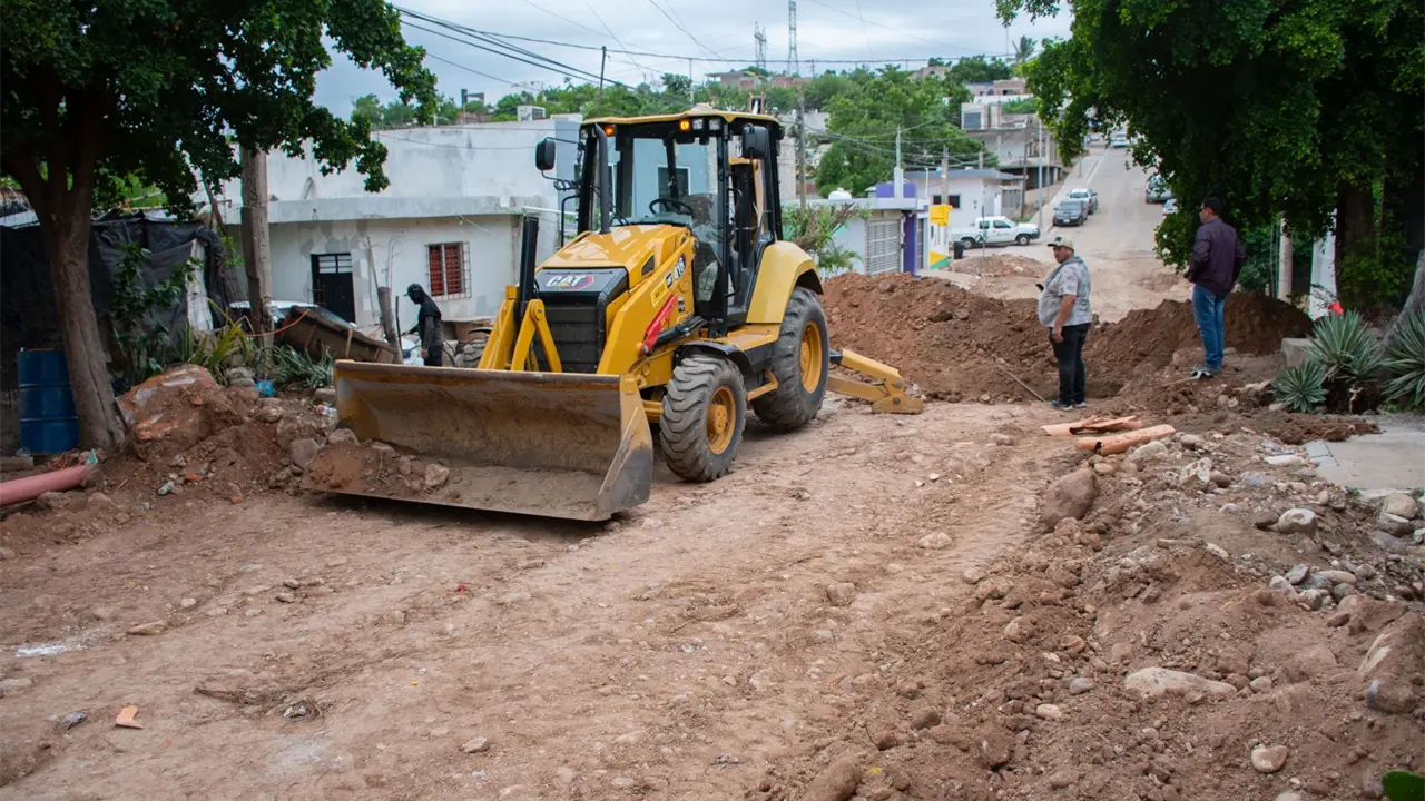 Vecinos de la colonia Huizaches supervisan pavimentación de calle Mina Guadalupe de Los Reyes. Foto: Ayuntamiento Culiacán