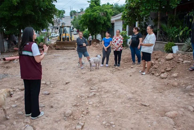Vecinos de Culiacán participan en supervisión de pavimentación en la colonia Huizaches. Vecinos de Culiacán participan en supervisión de pavimentación en la colonia Huizaches. Foto: Ayuntamiento Culiacán