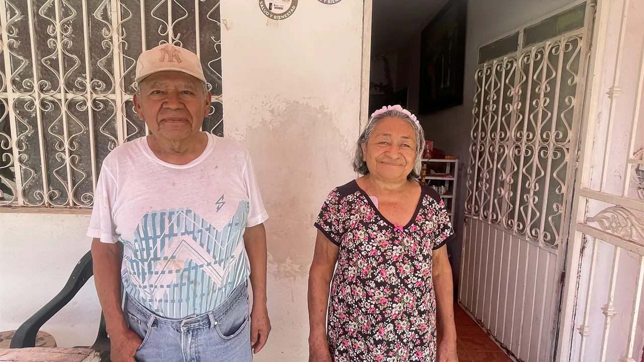Jorge y Paulina con entusiasmo atienden los Abarrotes Lara en la segunda ampliación de Urías