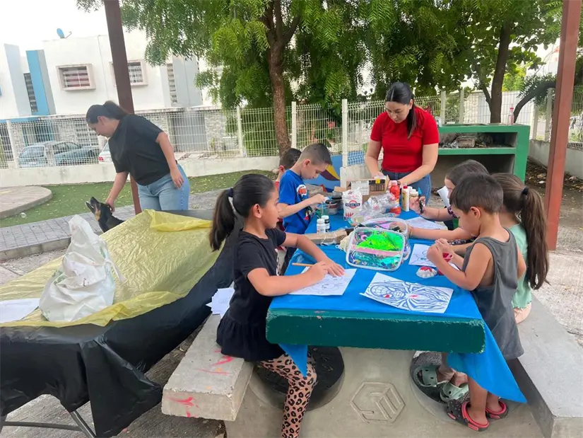 En el Parque Zona Dorada, Lago Tanganica, los vecinos se organizaron para llevar arte y manualidades a sus hijos.