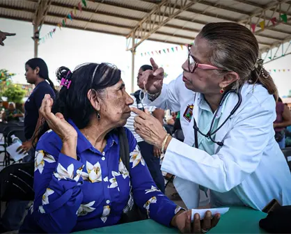 Habitantes de Higueras de Abuya reciben brigada de servicios de DIF Culiacán