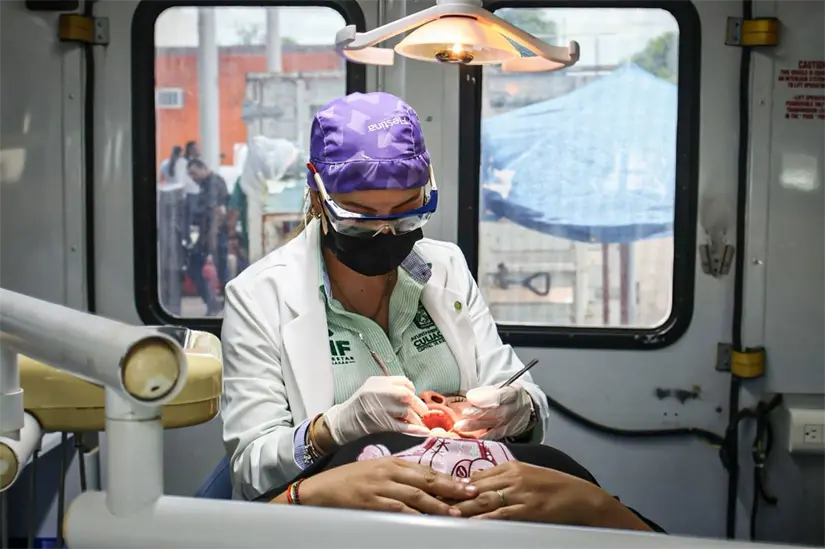 Adultos reciben atención médica y dental. Foto: Cortesía.