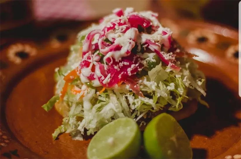 En Infonavit Barrancos, en Culiacán, Cenaduría La Escondida conquista con pozole, tostadas y el calor de la cocina casera. Foto: Cortesía/TBN