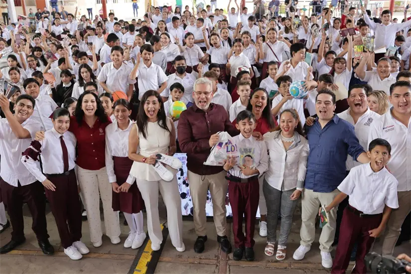 Estudiantes de secundaria reciben tenis por parte del gobierno de Michoacán.