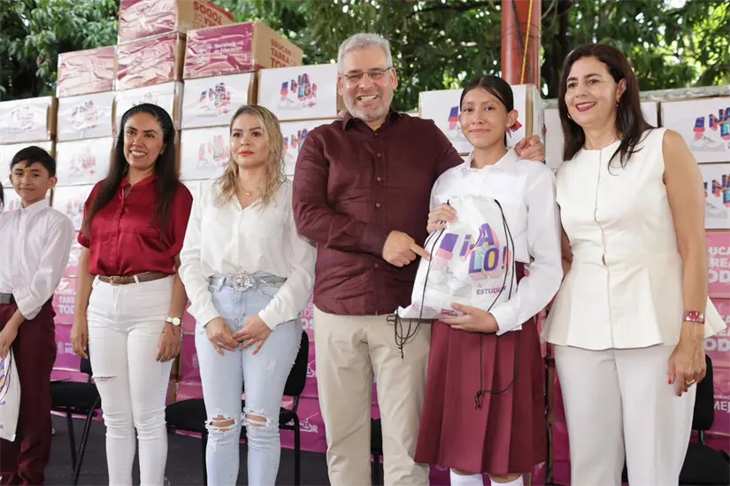 Estudiantes de secundaria reciben tenis por parte del gobierno de Michoacán.