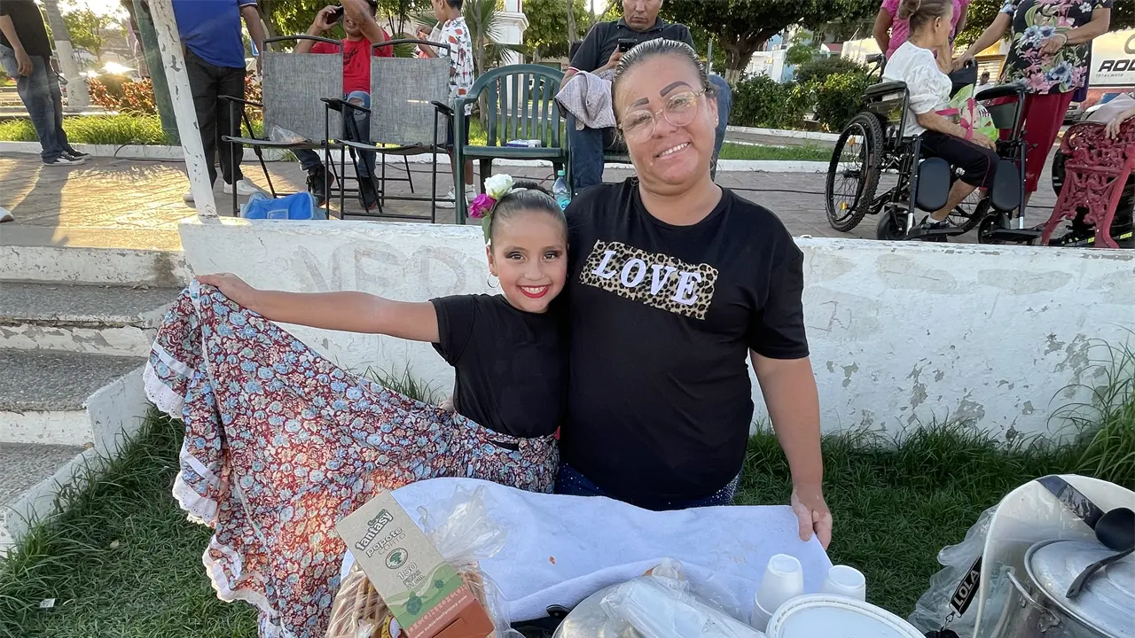 Con El Callejón de los Antojos Lupita y su familia unen a la comunidad de Urías ofreciendo deliciosos snacks