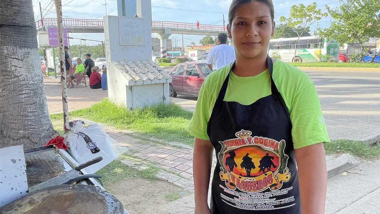 Giselle atiende con gusto a sus clientes en Tacos El Oso, en la esquina de la Plazuela de Urías.