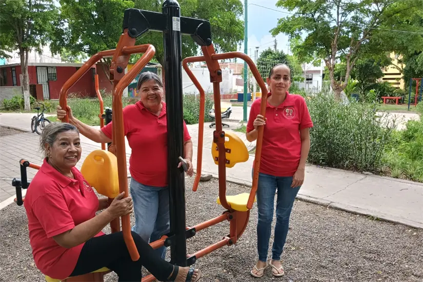 imagen recuadro Karina Félix, María Cervantes Leyva y Armida Vega Vázquez, son las artífices de que el Parque Pomona luzca limpio y dispuesto para que lo disfruten los vecinos.