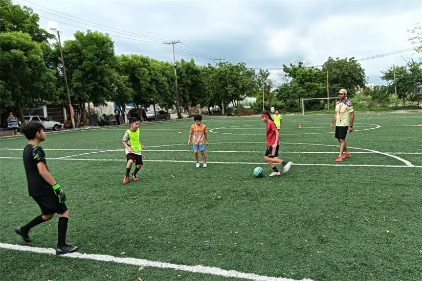 Jairo Gutiérrez lleva cinco años formando a decenas de niñas y niños en la cancha Topanga del fraccionamiento Los Ángeles a través de su escuela Dragones Los Ángeles