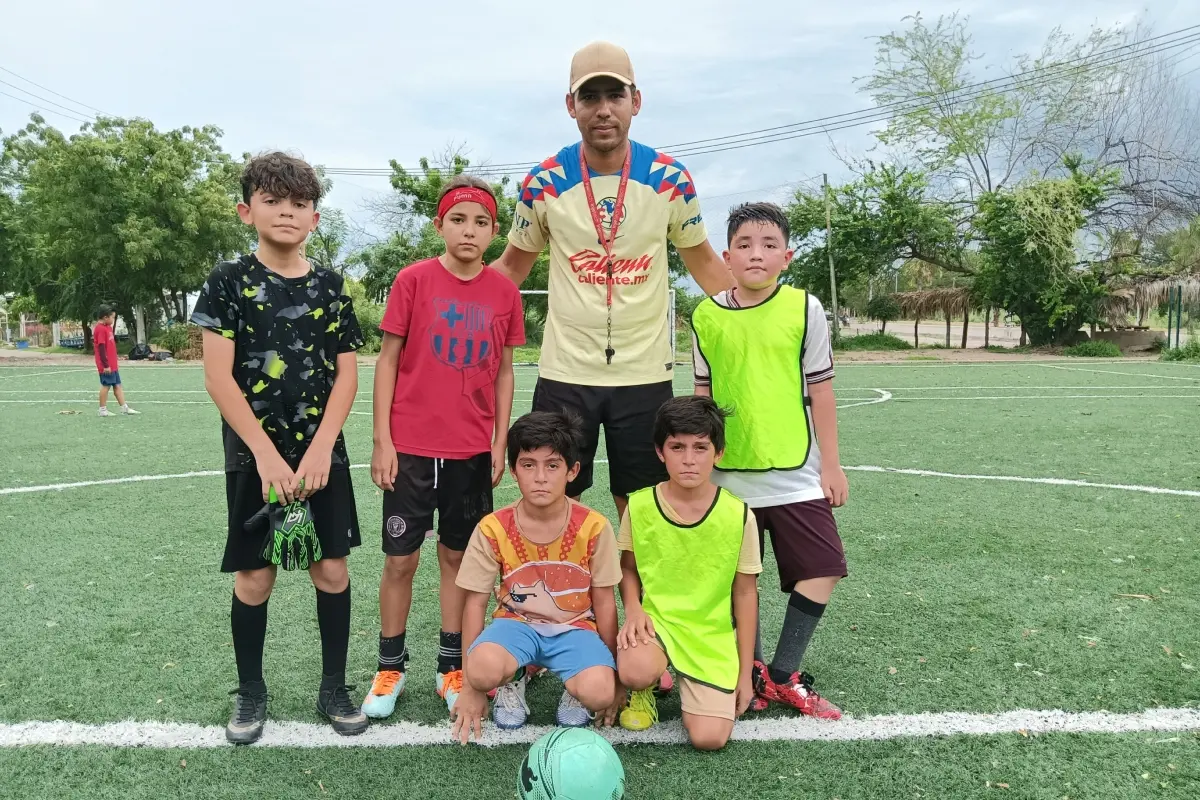 Jairo Gutiérrez entrena desde hace 5 años a niños de 4 a 12 años en la cancha Topanga, formando a la próxima generación de futbolistas de Los Ángeles | Imágenes de Francisco Castro