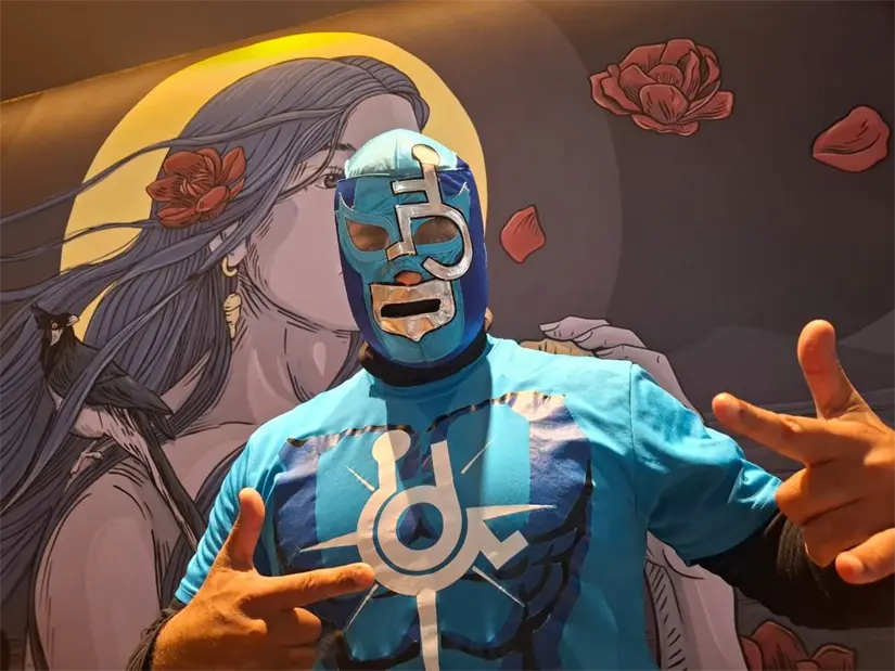 El activista Discapacitrón utiliza la máscara de luchador para enfocar la atención en la causa por las personas con discapacidad, no en la persona.