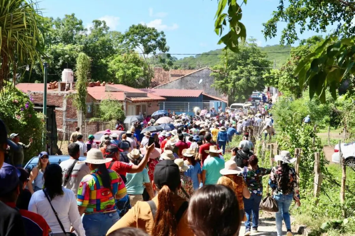 Sanjaviereños y visitantes se unen cada octubre para deshierbar las calles al ritmo de la tambora en el municipio de San Ignacio, Sinaloa. Crédito Noro