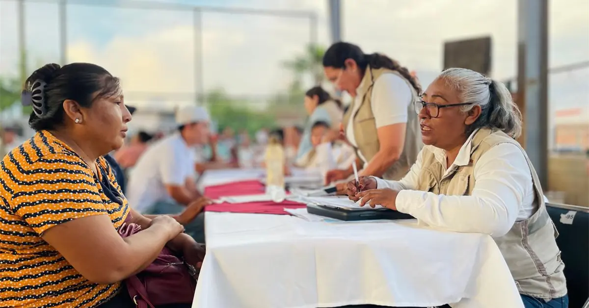 Familias de Ahome afectadas por lluvias reciben cheques de apoyo