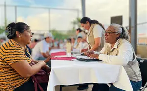Familias de Ahome afectadas por lluvias reciben cheques de apoyo