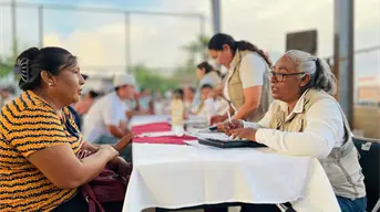 Familias de Ahome afectadas por lluvias reciben cheques de apoyo