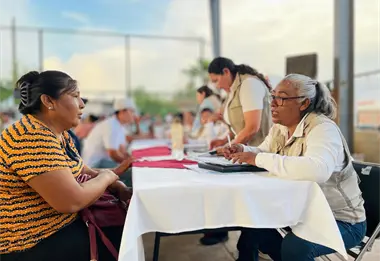 Familias de Ahome afectadas por lluvias reciben cheques de apoyo