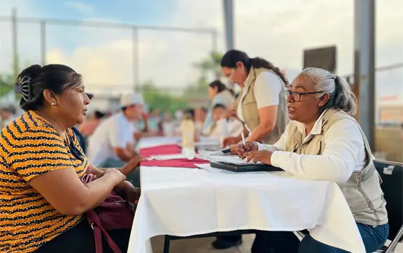 Familias de Ahome afectadas por lluvias reciben cheques de apoyo