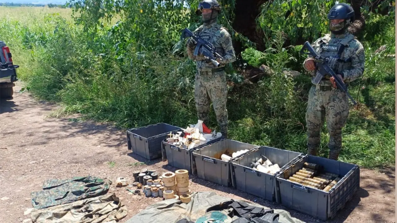 Aseguran equipo táctico y material explosivo en Culiacán.