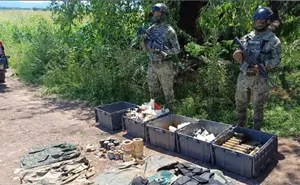 Aseguran equipo táctico y material explosivo en Culiacán