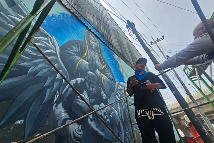 Crean mural en honor a Alicia Matías El mural se está haciendo con cariño y respeto. Foto: Cortesía