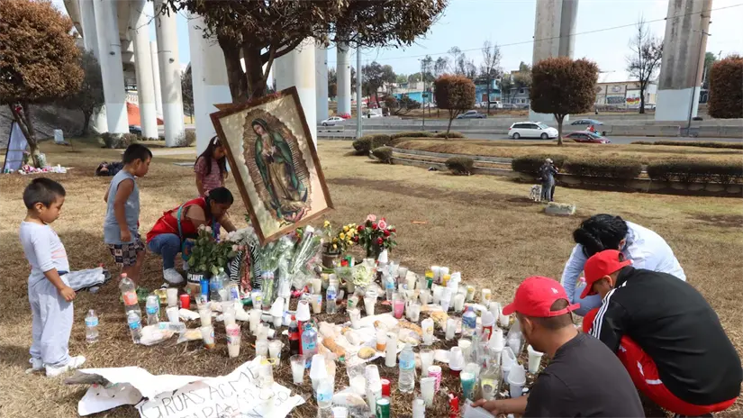 ¿Quién fue Alicia Matías Teodoro? Vecinas y vecinos continúan llevando veladoras al memorial. Foto: Cortesía