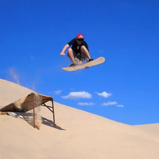 Practica Sandboard en las Dunas de las Pintas en San Felipe, Baja California. Foto: cortesía.