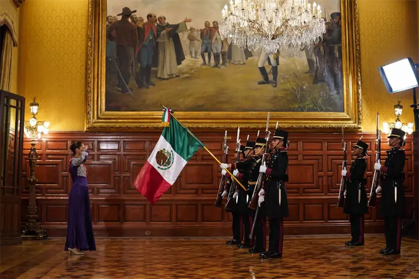 Por primera vez en la historia la abanderada y la escolta que acompañaal lábaro patrio se conforma por mujeres militares pertenecientes alHeroico Colegio Militar.