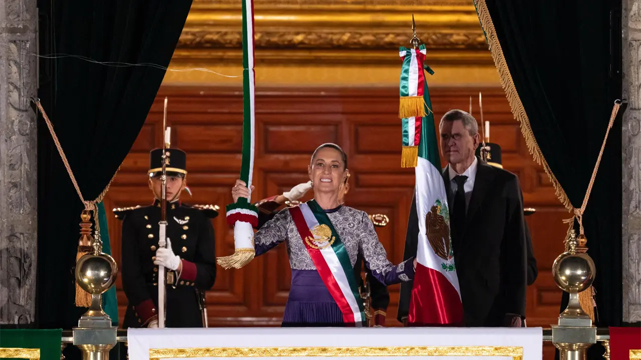 Claudia Sheinbaum sale balcón de Palacio Nacional y da el Grito de Independencia.