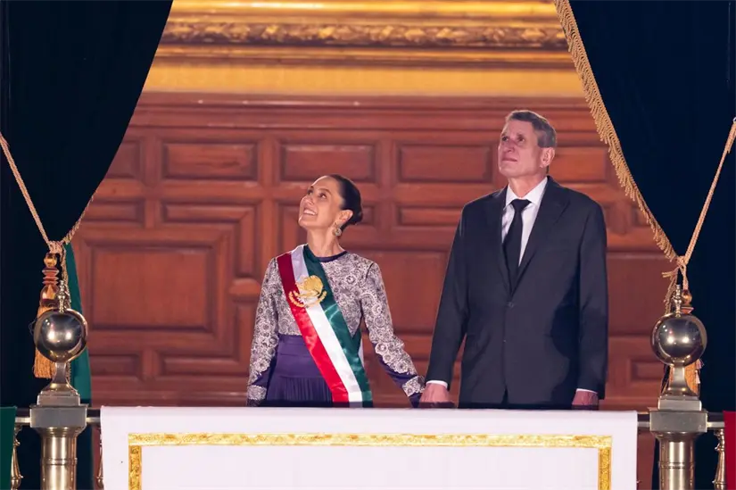 Claudia Sheinbaum acompañada de su esposo.