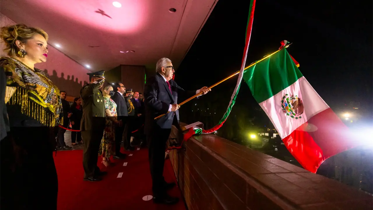 Con fervor patrio y acompañado por sinaloenses que se dieron cita en la explanada de Palacio de Gobierno, el gobernador Rubén Rocha Moya dirigió el tradicional Grito de Independencia, recordando a las heroínas y héroes que dieron libertad a México.