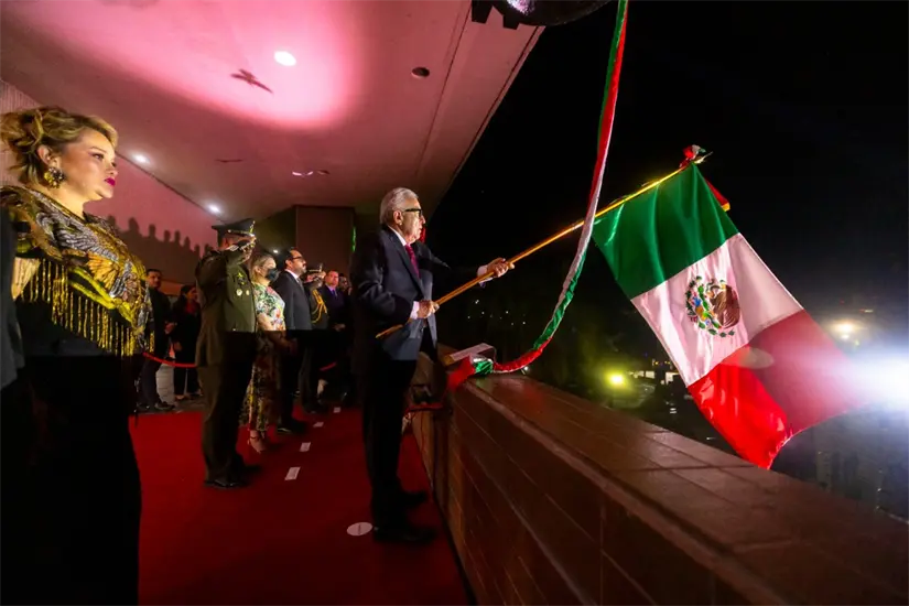 Sinaloenses acompañan a Rocha Moya en la conmemoración del 215 aniversario de la Independencia