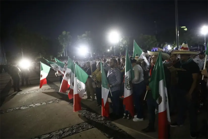 Sinaloenses acompañan a Rocha Moya en la conmemoración del 215 aniversario de la Independencia