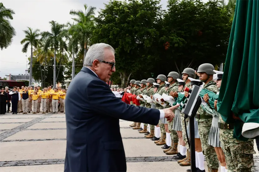 El gobernador del estado encabeza el acto cívico previo al desfile. Foto: Cortesía