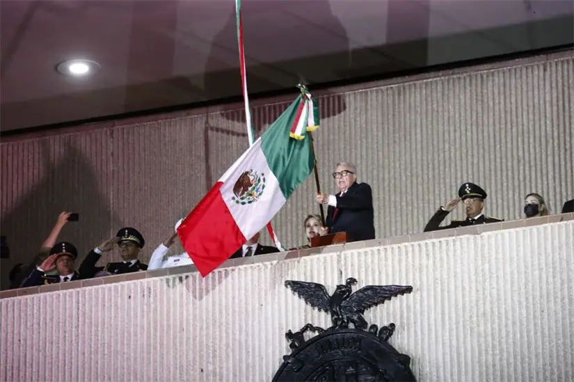 El gobernador Rocha Moya vitorea a los héroes de México en un Grito de Independencia histórico