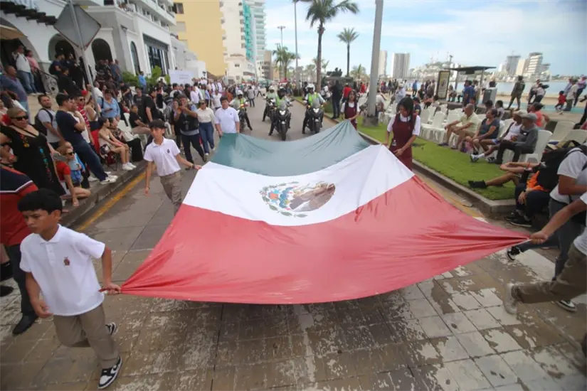 Cientos de personas acudieron a presenciar el desfile en el Malecón. Foto: Cortesía