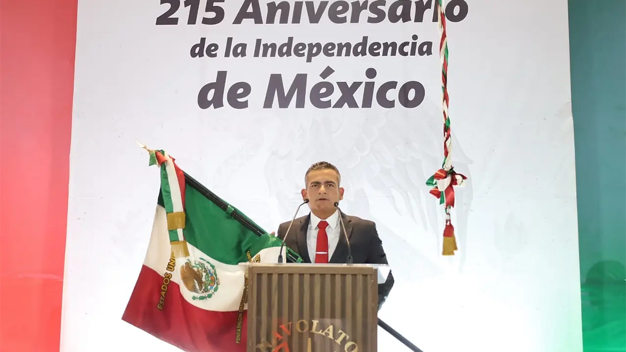 Con solemnidad el alcalde de Navolato Jorge Rosario Bojórquez Berrelleza ondeó la bandera nacional y recitó las arengas de honor a los héroes que nos dieron patria. Foto: Cortesía.